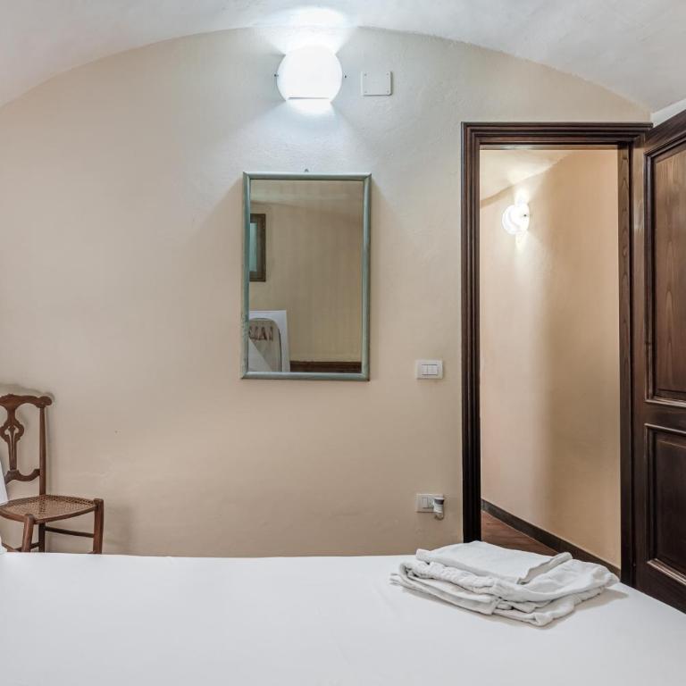 Michelangelo's Retreat - Apartment with Shower - 8