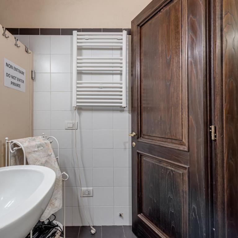 Michelangelo's Retreat - Apartment with Shower - 15