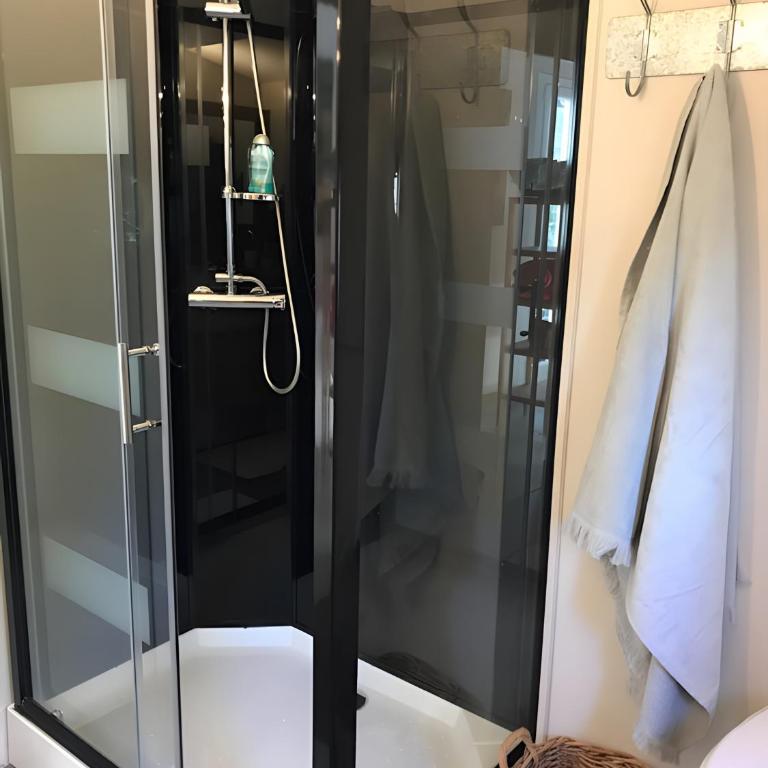 Gîte De Charme au Pied du Ventoux - Appartement 1 Chambre - Vue sur Jardin - 9