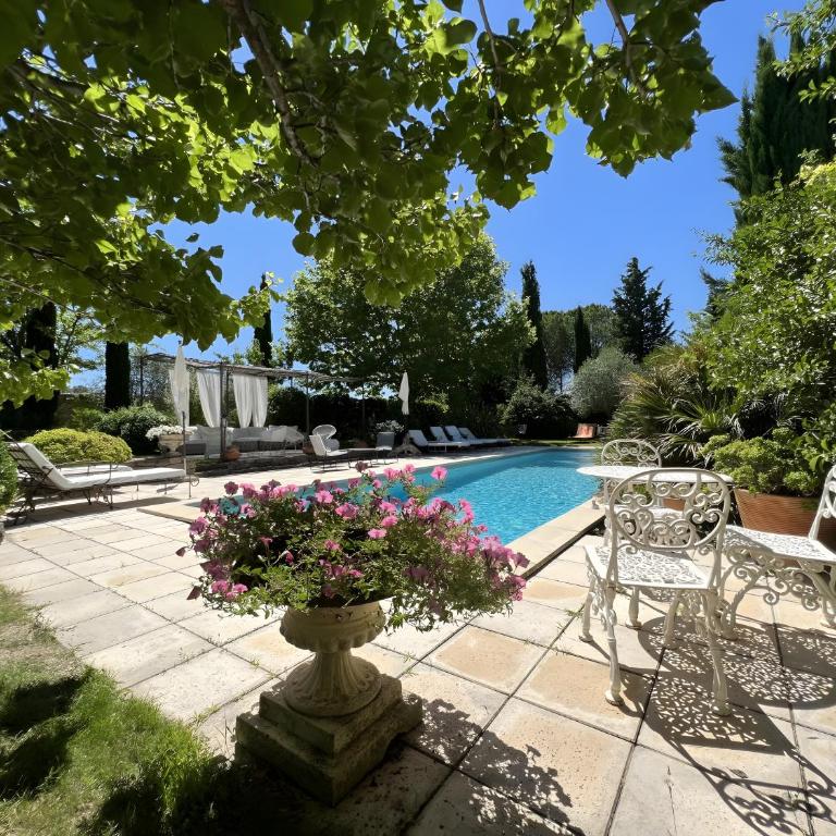Gîte De Charme au Pied du Ventoux - Appartement 1 Chambre - Vue sur Jardin - 11