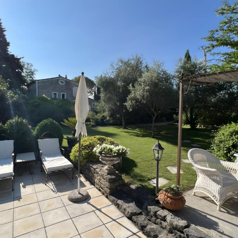 Gîte De Charme au Pied du Ventoux - Appartement 1 Chambre - Vue sur Jardin - 26