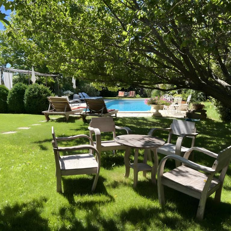 Gîte De Charme au Pied du Ventoux - Appartement 1 Chambre - Vue sur Jardin - 28