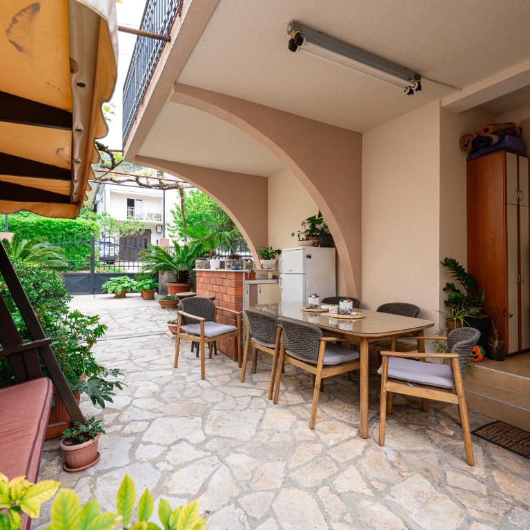 Apartments Gabi&Zdenka Tivat - One-Bedroom Apartment with Garden View - 1