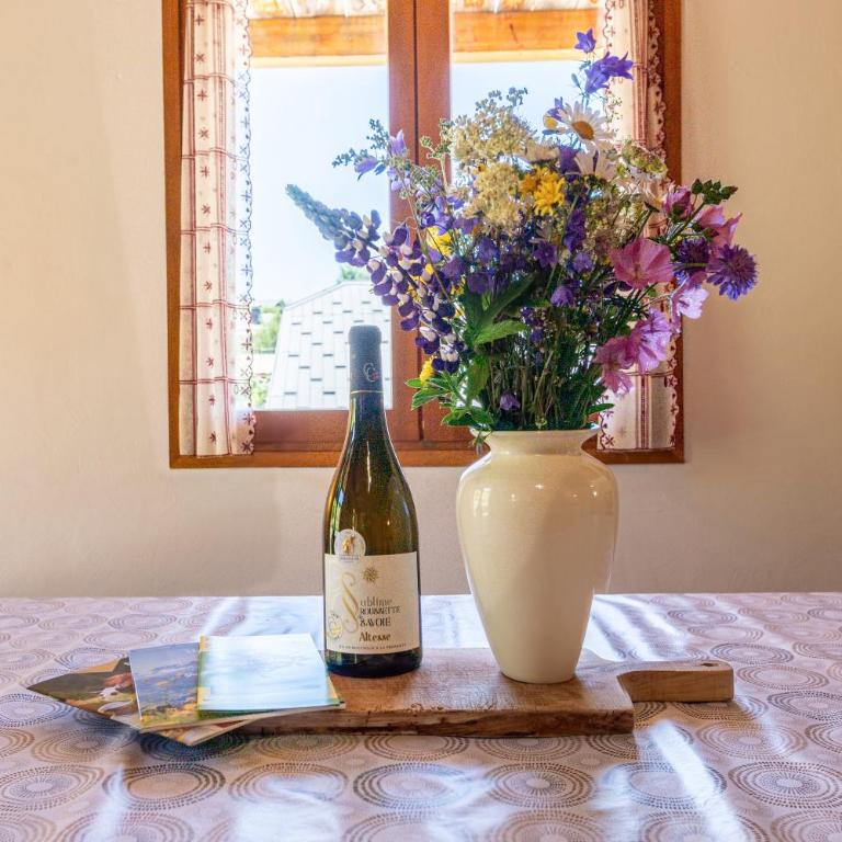 Chalet de la Marmotte - Two-Bedroom Deluxe Apartment with Garden View - 11