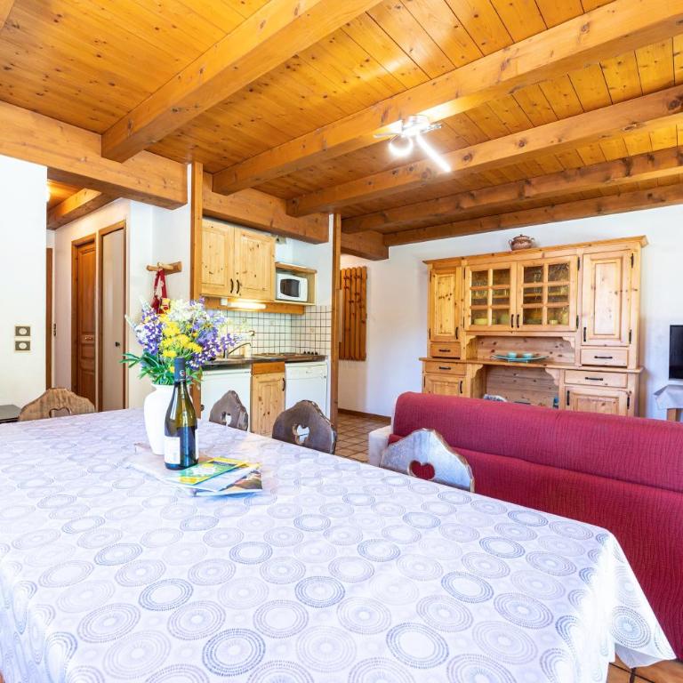Chalet de la Marmotte - Two-Bedroom Deluxe Apartment with Garden View - 12