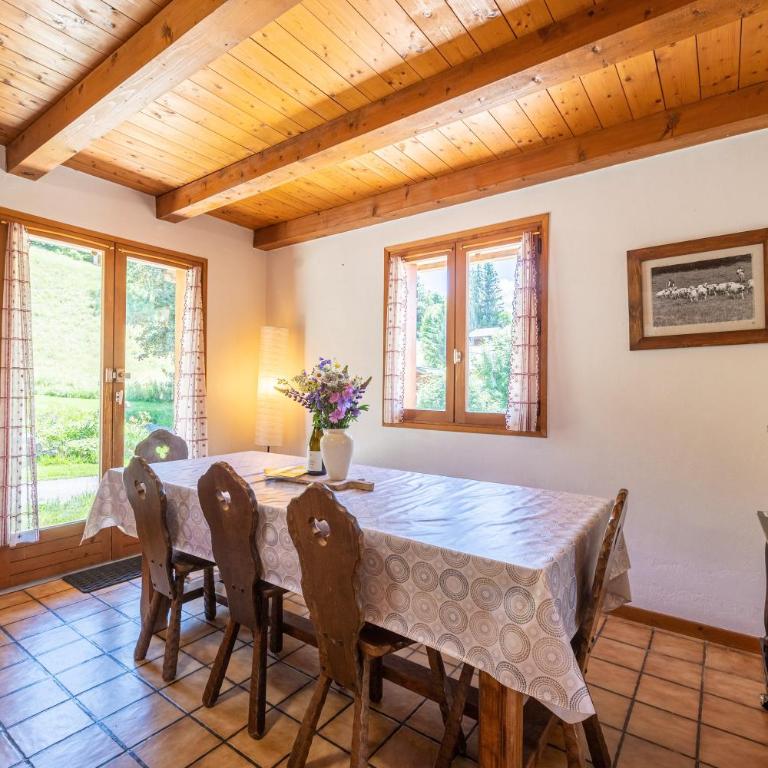 Chalet de la Marmotte - Two-Bedroom Deluxe Apartment with Garden View - 10