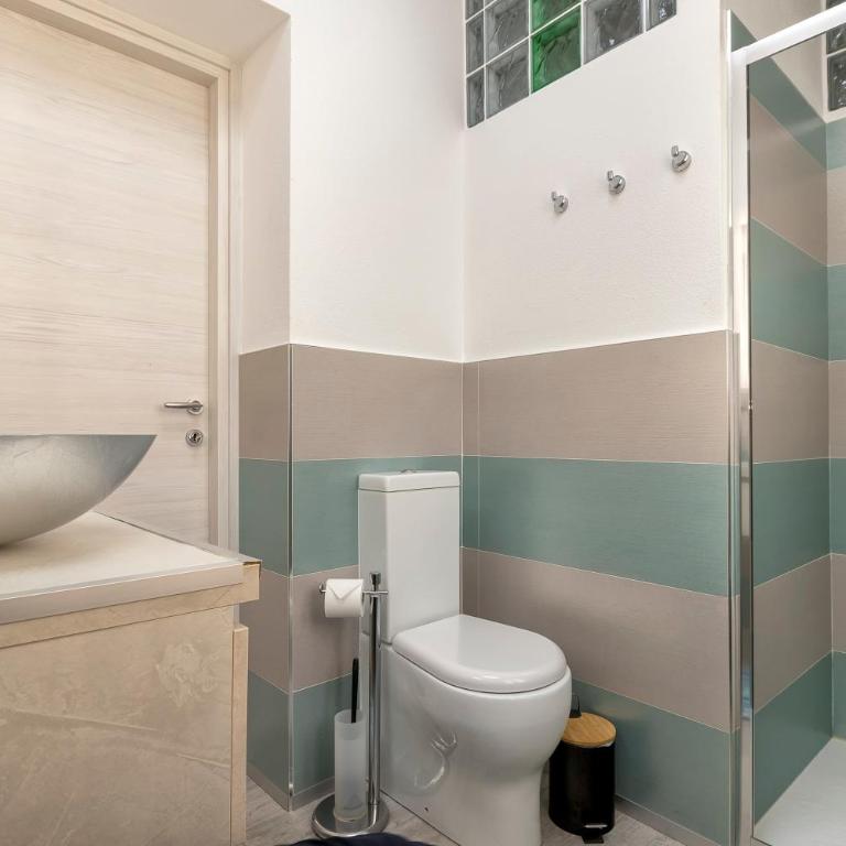Thomas' House - Apartment with Shower - 19