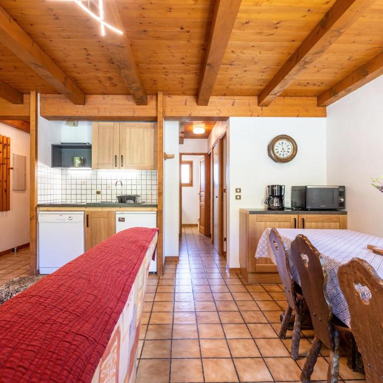 Chalet de la Marmotte - Two-Bedroom Deluxe Apartment with Garden View - 6