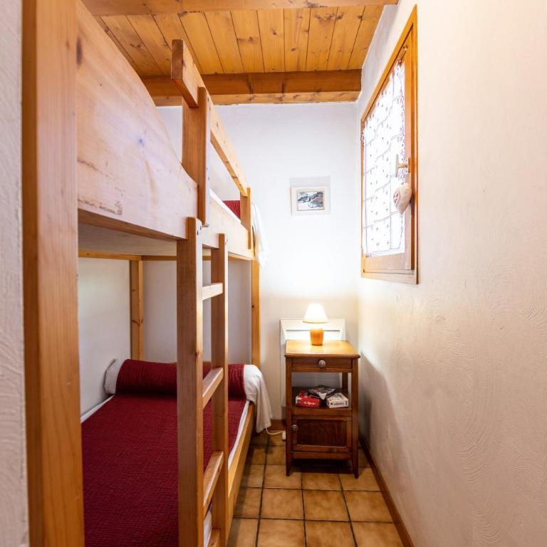 Chalet de la Marmotte - Two-Bedroom Deluxe Apartment with Garden View - 12