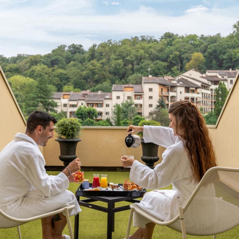 Hôtel Lyon Métropole & Spa - Chambre Confort avec Terrasse et Balcon - Accès au Spa et à la Piscine Non Inclus - 4