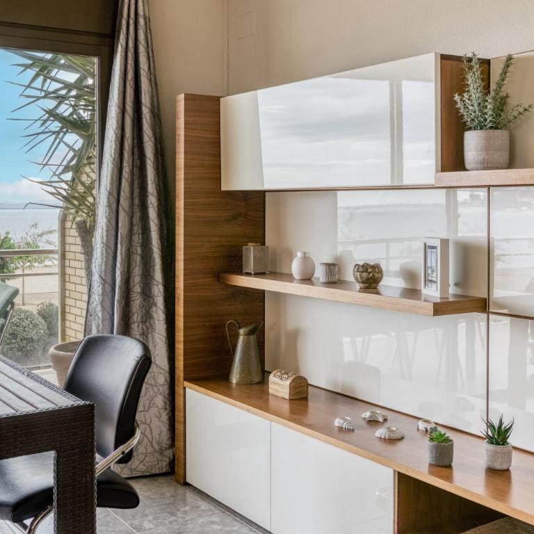 Roses Frontline perfect for family - Three-Bedroom Apartment with Water View - 8