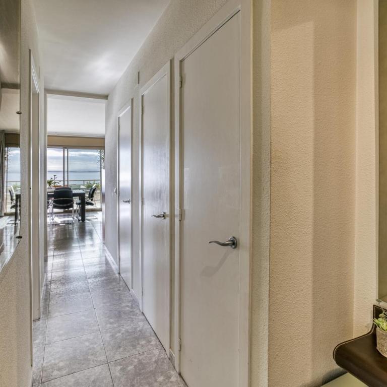 Roses Frontline perfect for family - Three-Bedroom Apartment with Water View - 25