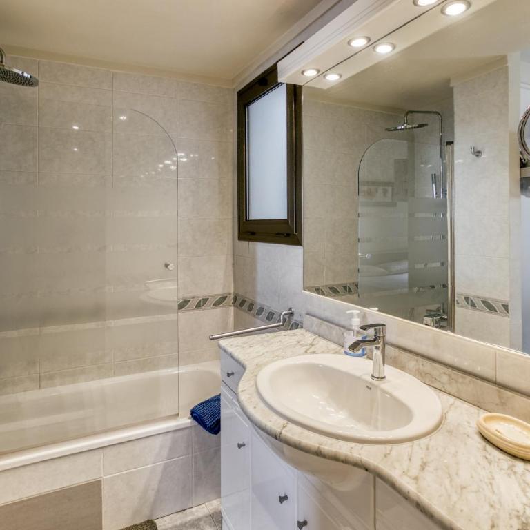 Roses Frontline perfect for family - Three-Bedroom Apartment with Water View - 21