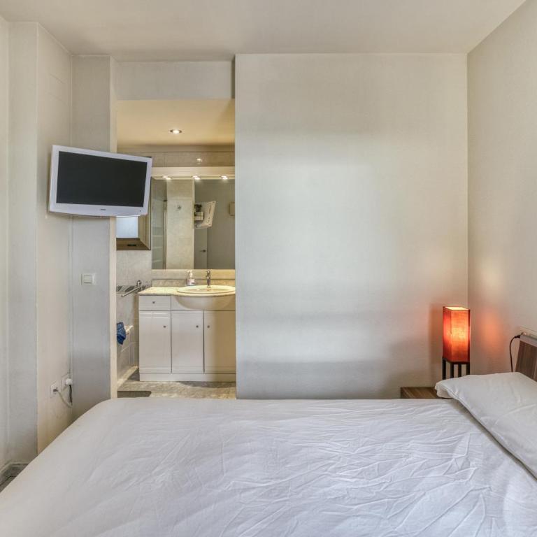 Roses Frontline perfect for family - Three-Bedroom Apartment with Water View - 20
