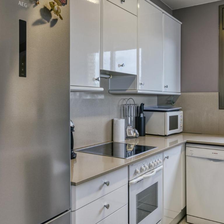 Roses Frontline perfect for family - Three-Bedroom Apartment with Water View - 17