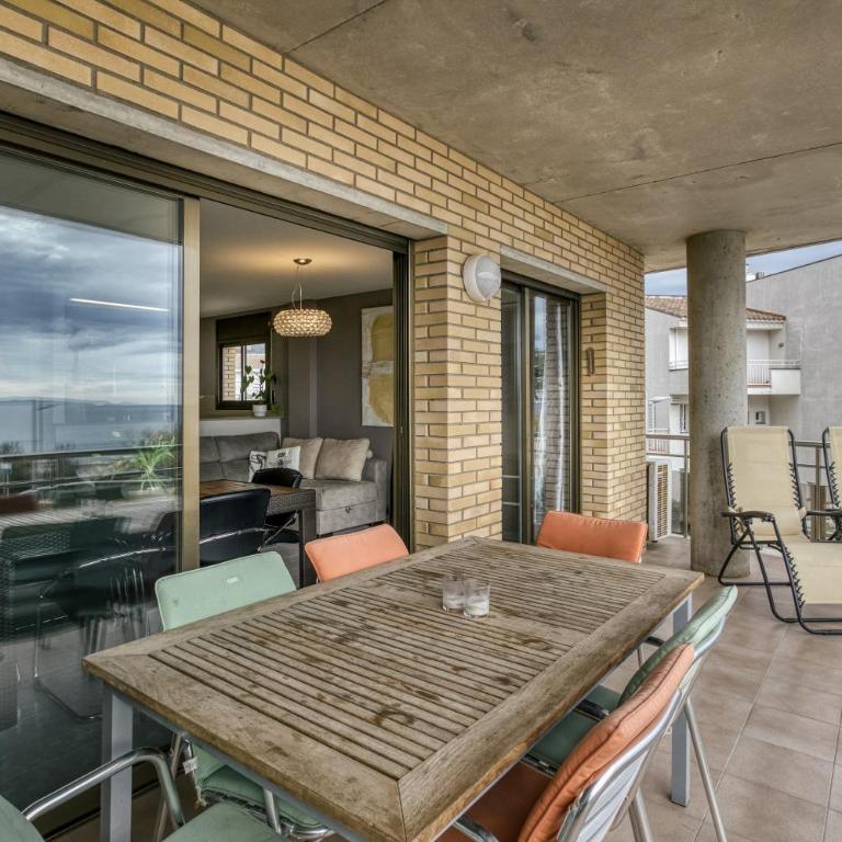 Roses Frontline perfect for family - Three-Bedroom Apartment with Water View - 11