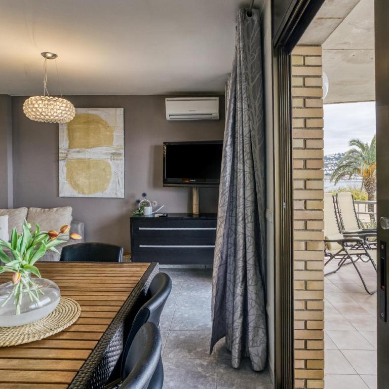 Roses Frontline perfect for family - Three-Bedroom Apartment with Water View - 14