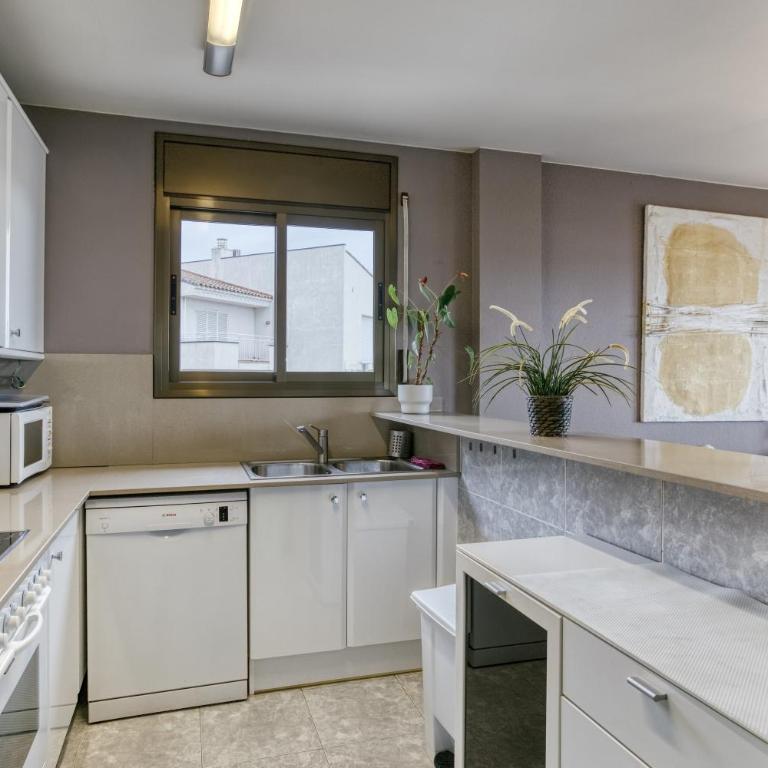 Roses Frontline perfect for family - Three-Bedroom Apartment with Water View - 16