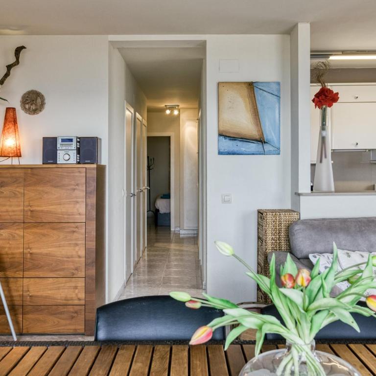 Roses Frontline perfect for family - Three-Bedroom Apartment with Water View - 15