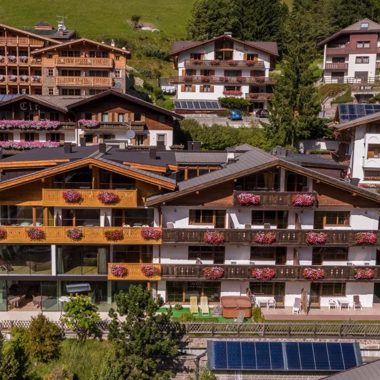 Hotel Residence Gardena Saslong - Appartamento Deluxe con 2 Camere da Letto e Vista Giardino - 22