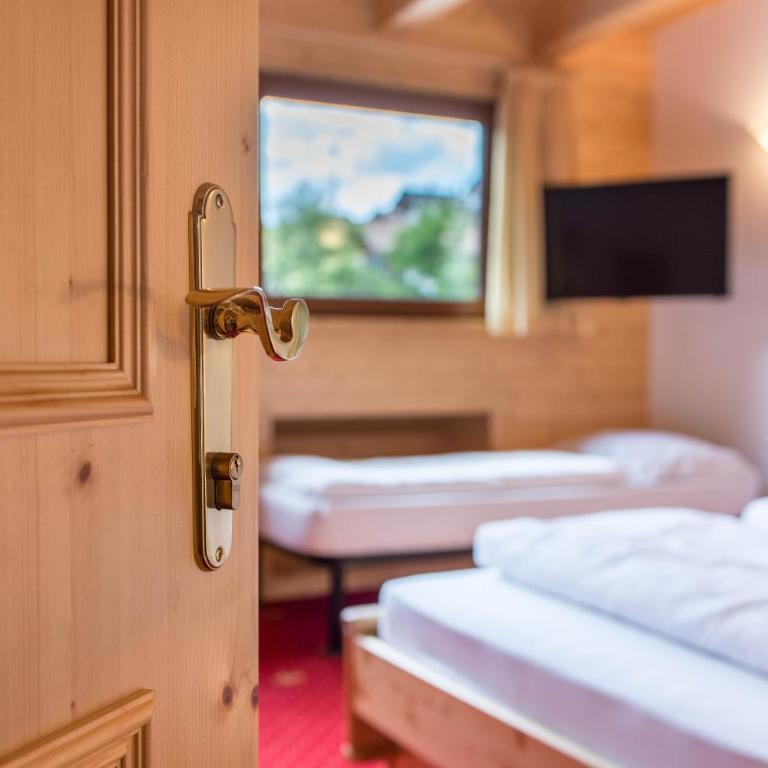 Hotel Residence Gardena Saslong - Appartamento Deluxe con 2 Camere da Letto e Vista Giardino - 9