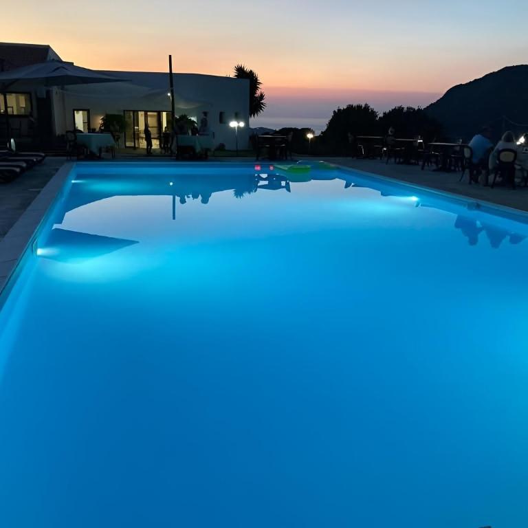 Resort Con Piscina- La Fattoria - Habitación Triple con ducha - 21