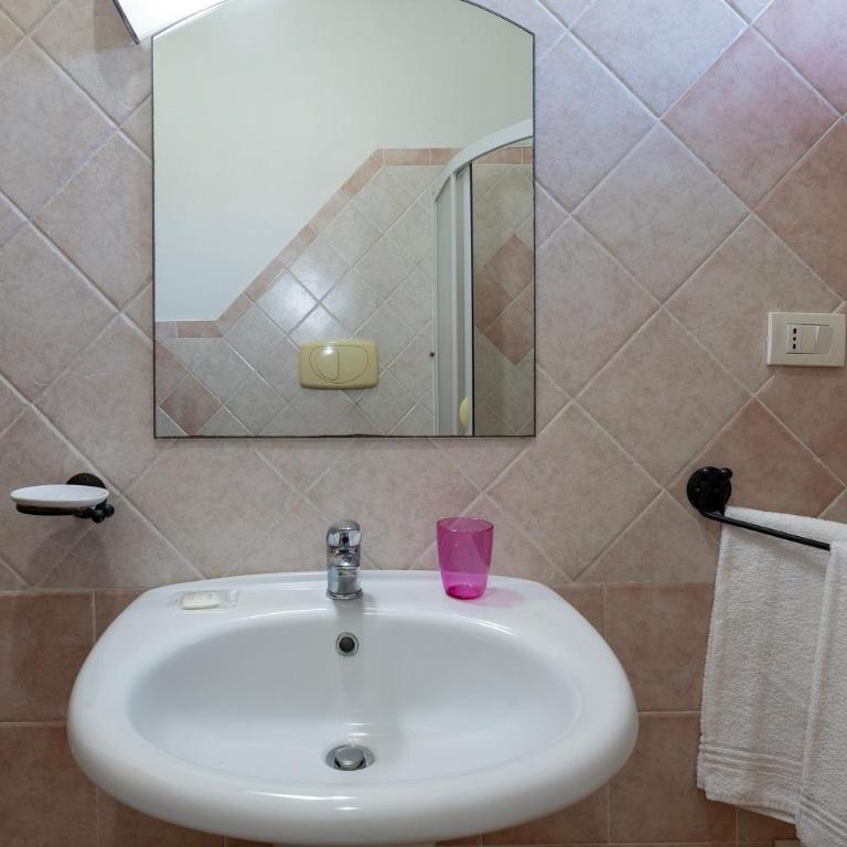 Resort Con Piscina- La Fattoria - Habitación Triple con ducha - 11