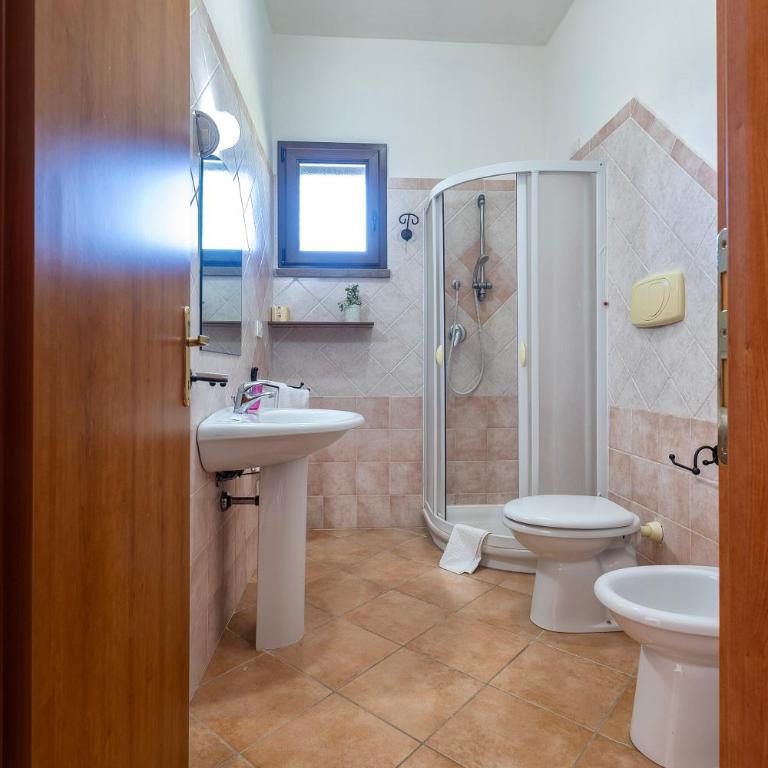 Resort Con Piscina- La Fattoria - Habitación Triple con ducha - 9