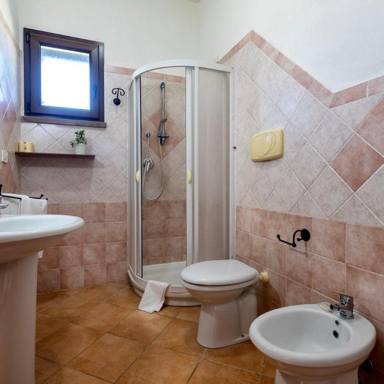 Resort Con Piscina- La Fattoria - Habitación Triple con ducha - 10