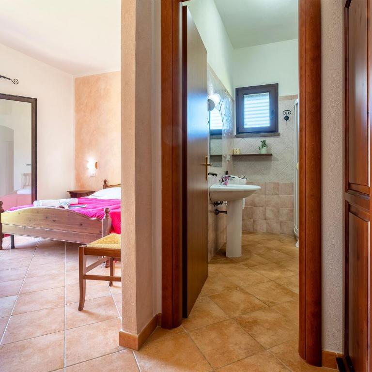 Resort Con Piscina- La Fattoria - Habitación Triple con ducha - 8
