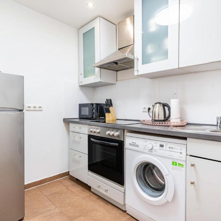 Aldars Urban Trio Suite No.5 - Superior Apartment mit Stadtblick - 7