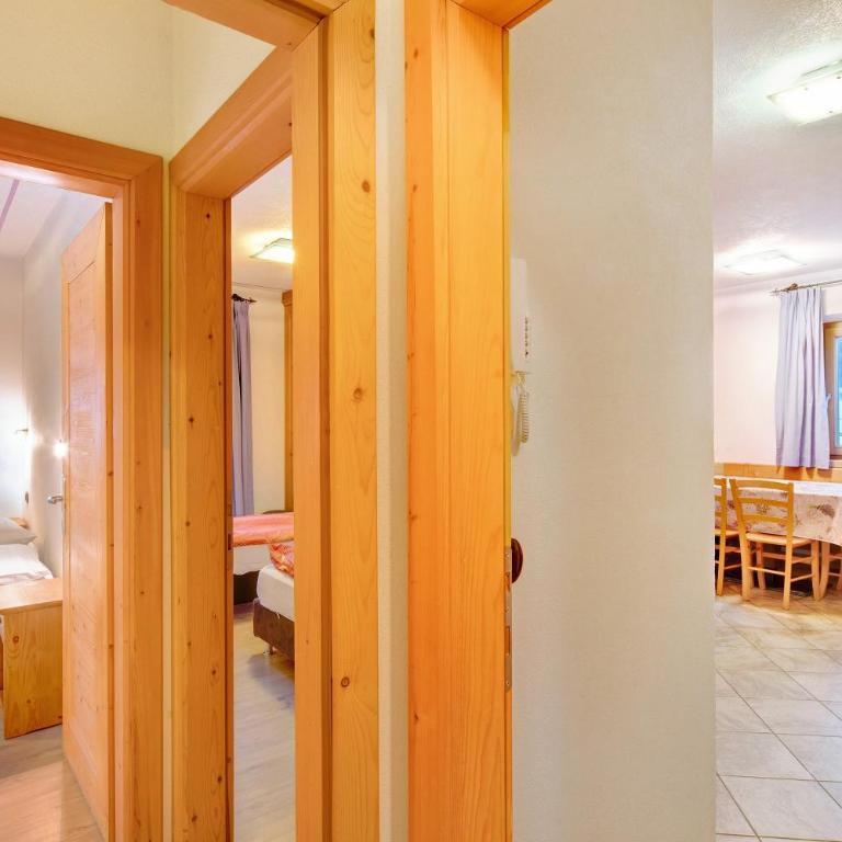 Viola - Two-Bedroom Deluxe Apartment with Balcony - 9