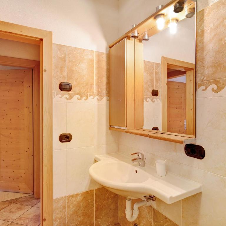 Viola - Two-Bedroom Deluxe Apartment with Balcony - 19