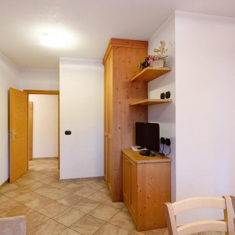 Viola - Two-Bedroom Deluxe Apartment with Balcony - 7