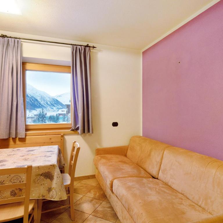 Viola - Two-Bedroom Deluxe Apartment with Balcony - 3