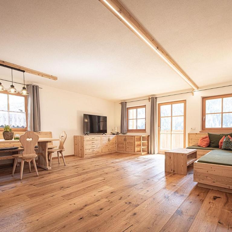 Kofler zw den Wänden Apt Zirm - Two-Bedroom Deluxe Apartment with Garden View - 5