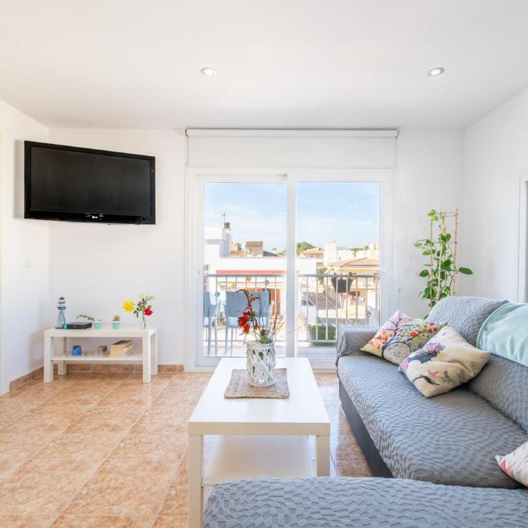 Wonderful - Three-Bedroom Premium Apartment with Balcony - 1