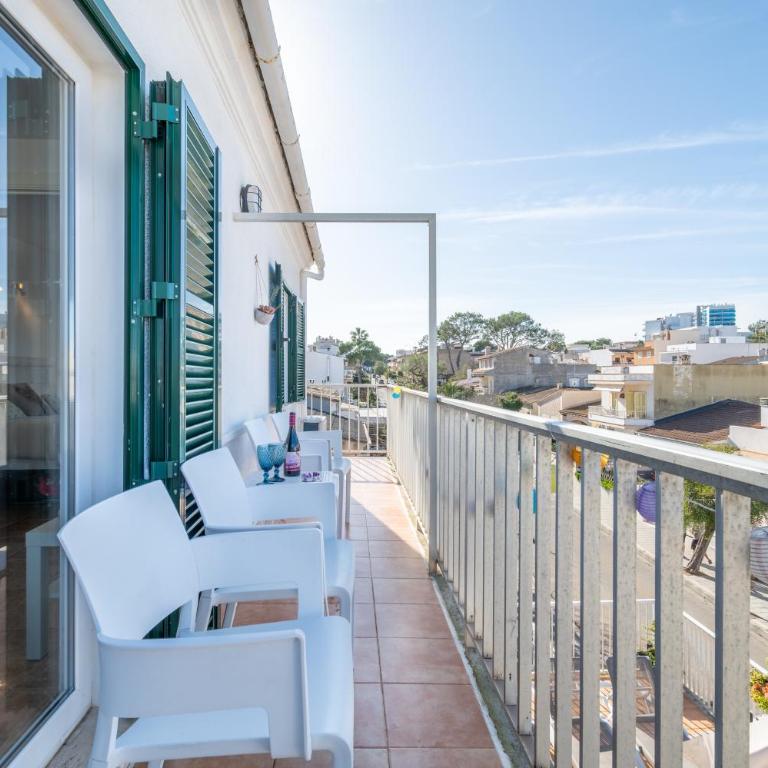 Wonderful - Three-Bedroom Premium Apartment with Balcony - 2