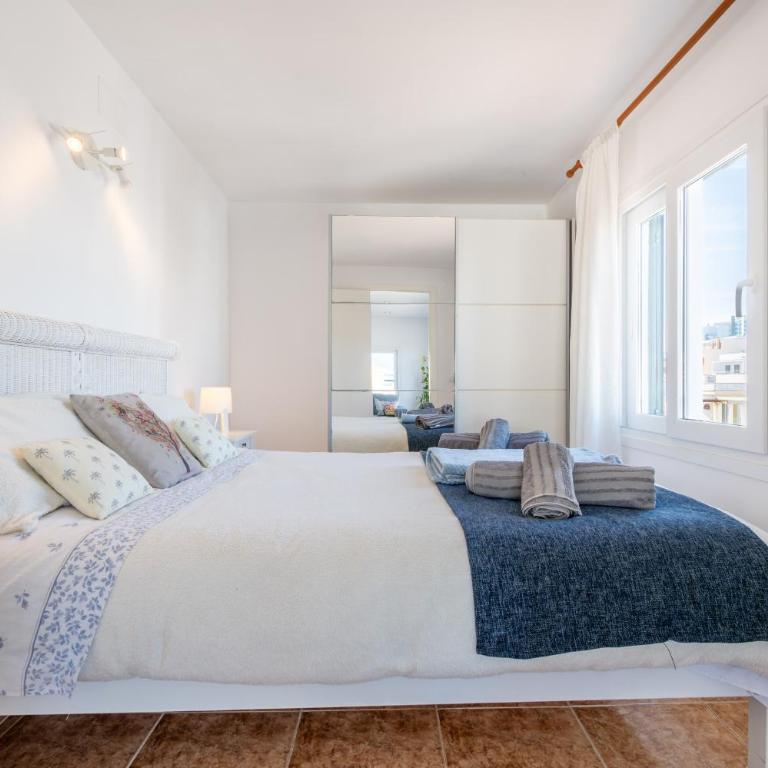 Wonderful - Three-Bedroom Premium Apartment with Balcony - 11