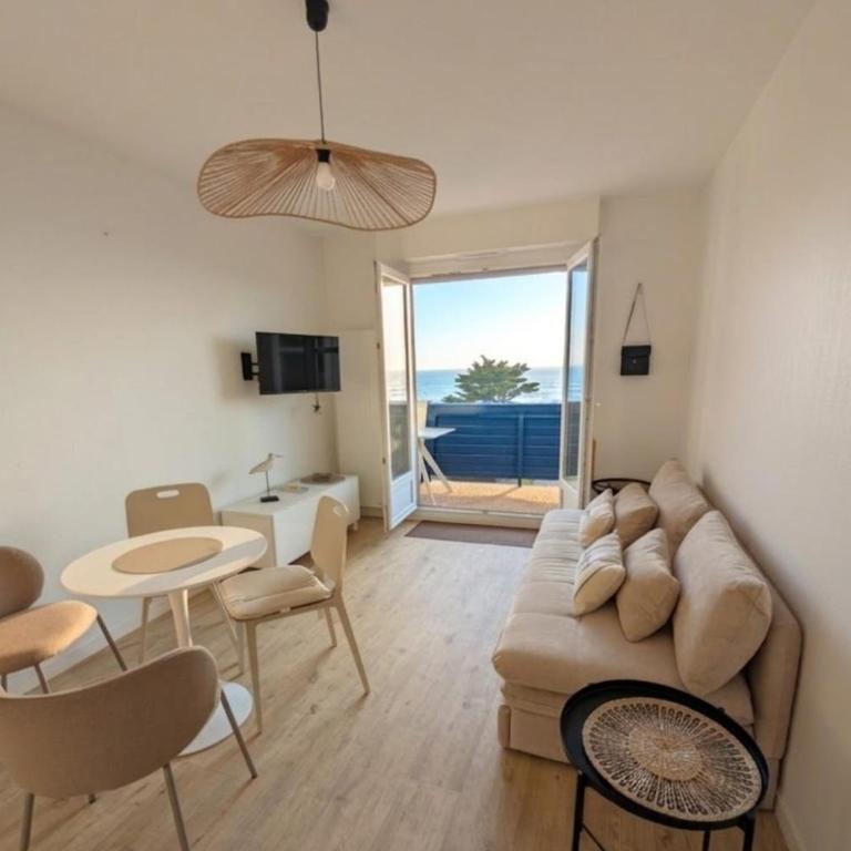 Sunny Flat with Sea-View Balcony - Apartment - 1