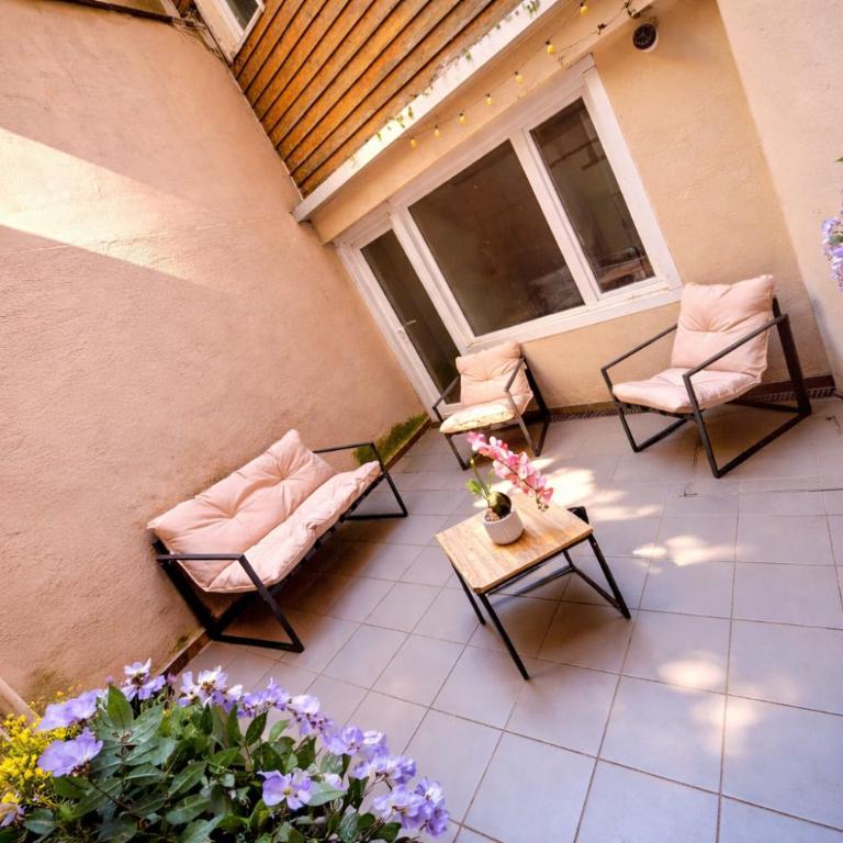 HYPER CENTRE dans remparts vieille ville 1er étage , possible tout faire a pieds - Appartement 1 Chambre - 9