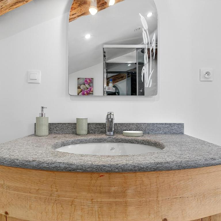 Gîte Mélano - La Grange du Logis - Appartement 1 Chambre avec Jardin - 17