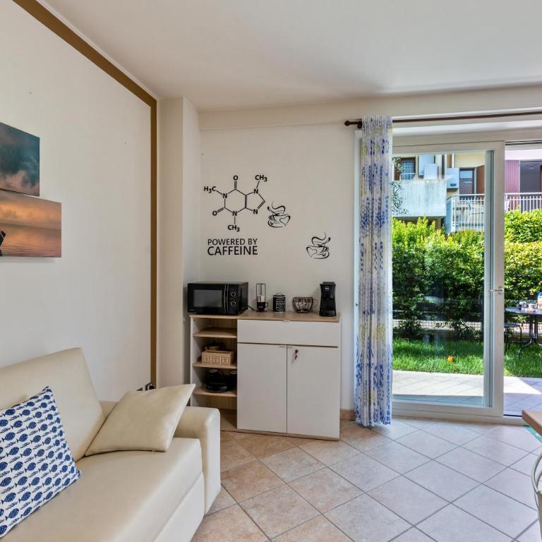 Bluemoon Luminoso apt con piscina - Appartamento Deluxe con 2 Camere da Letto e Vista Giardino - 5