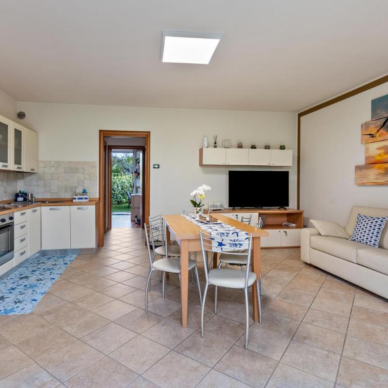 Bluemoon Luminoso apt con piscina - Appartamento Deluxe con 2 Camere da Letto e Vista Giardino - 15