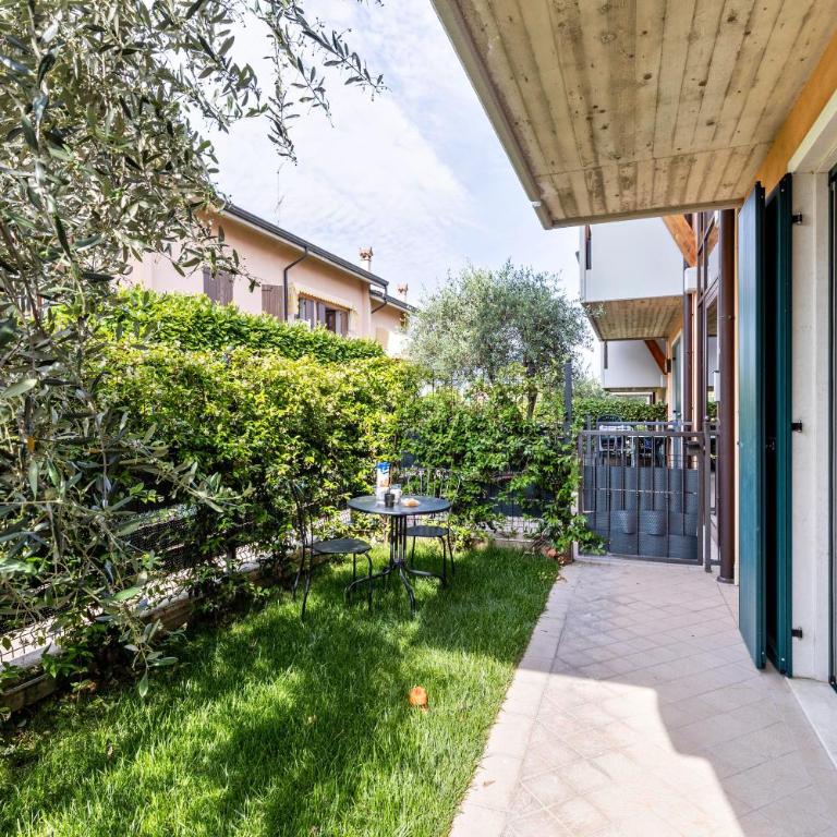 Bluemoon Luminoso apt con piscina - Appartamento Deluxe con 2 Camere da Letto e Vista Giardino - 28