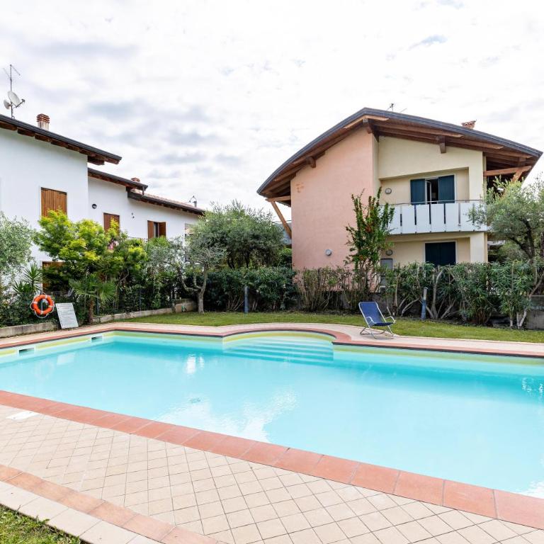 Bluemoon Luminoso apt con piscina - Appartamento Deluxe con 2 Camere da Letto e Vista Giardino - 1