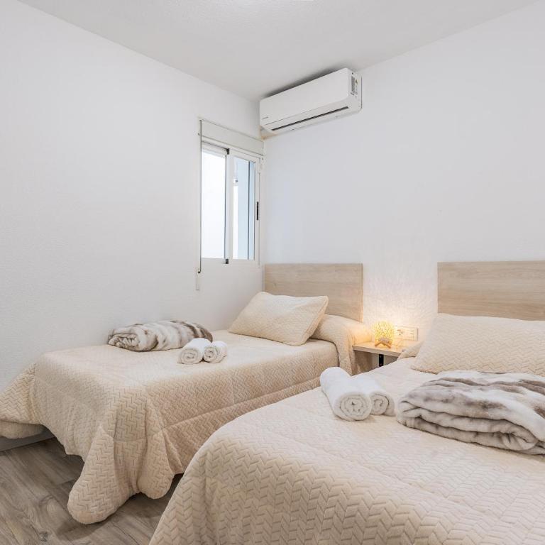 Bright Apartment In Maracena - Three-Bedroom Premium Apartment with Balcony - 14