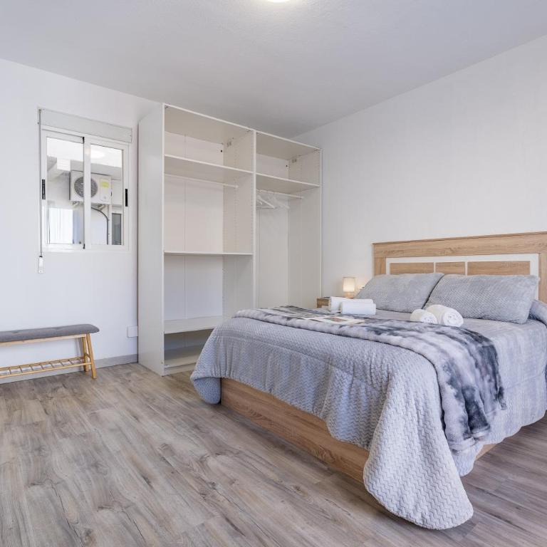 Bright Apartment In Maracena - Three-Bedroom Premium Apartment with Balcony - 10