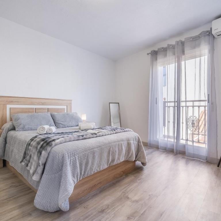 Bright Apartment In Maracena - Three-Bedroom Premium Apartment with Balcony - 8