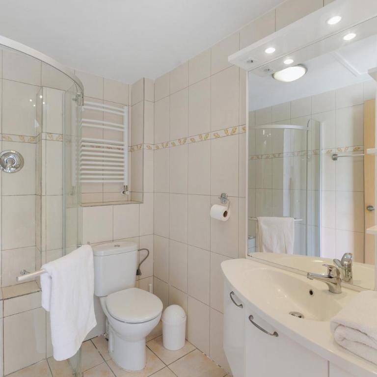 Alexandra - Six-Bedroom House - 26